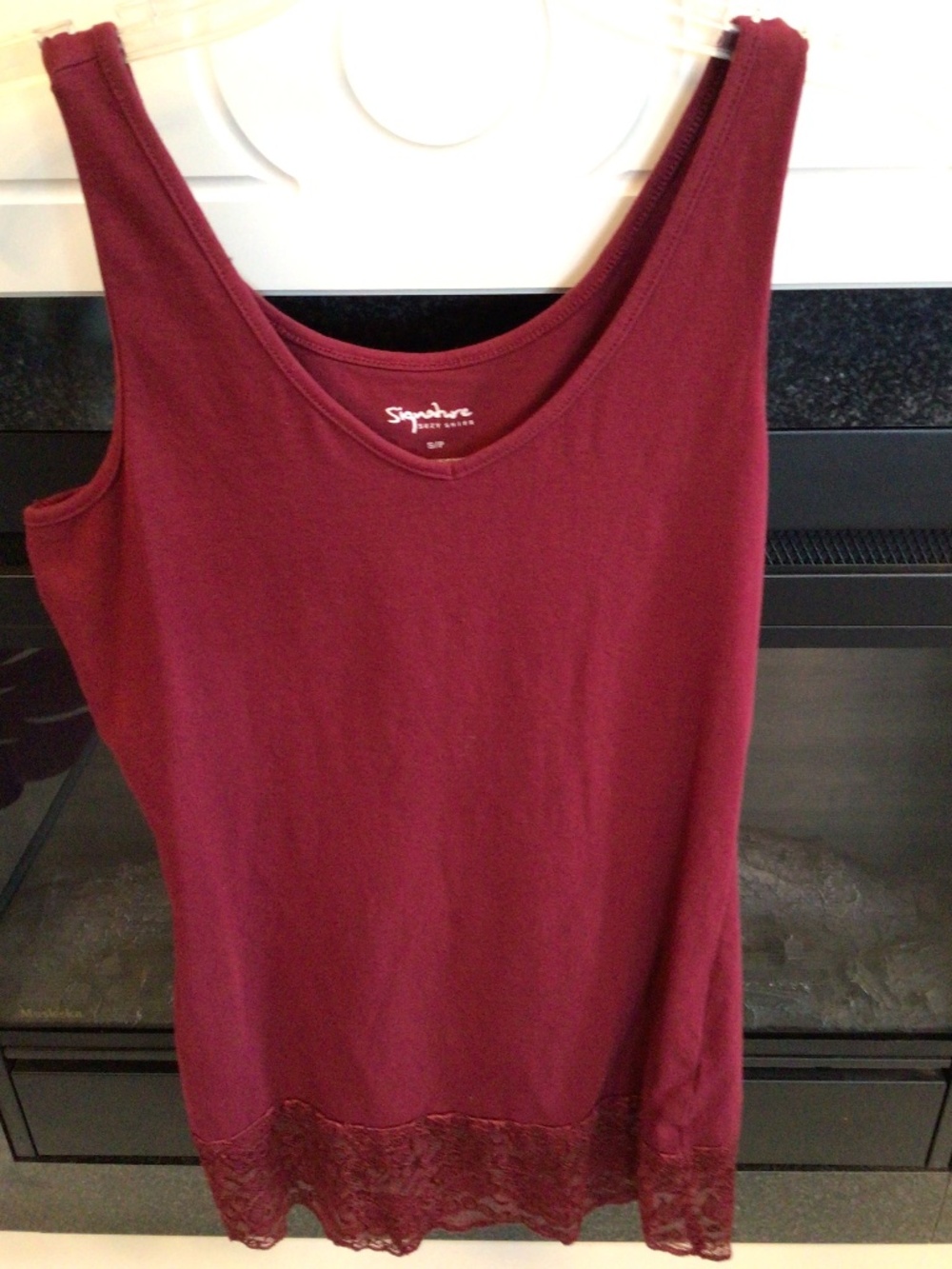 5/$25.00 Women’s Small red v neck tank top with lace in good pre-loved condition